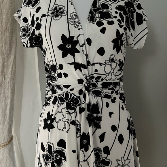 Dress. Knee length - Picture 2 of 16